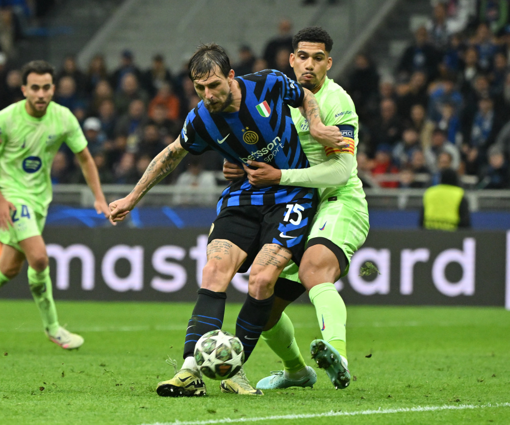 斯帕伊奇庆祝足协杯夺冠：为奖杯感到自豪，更为球队感到骄傲（斯帕伊奇欢庆足协杯封王：奖杯值得自豪，球队更令他骄傲）