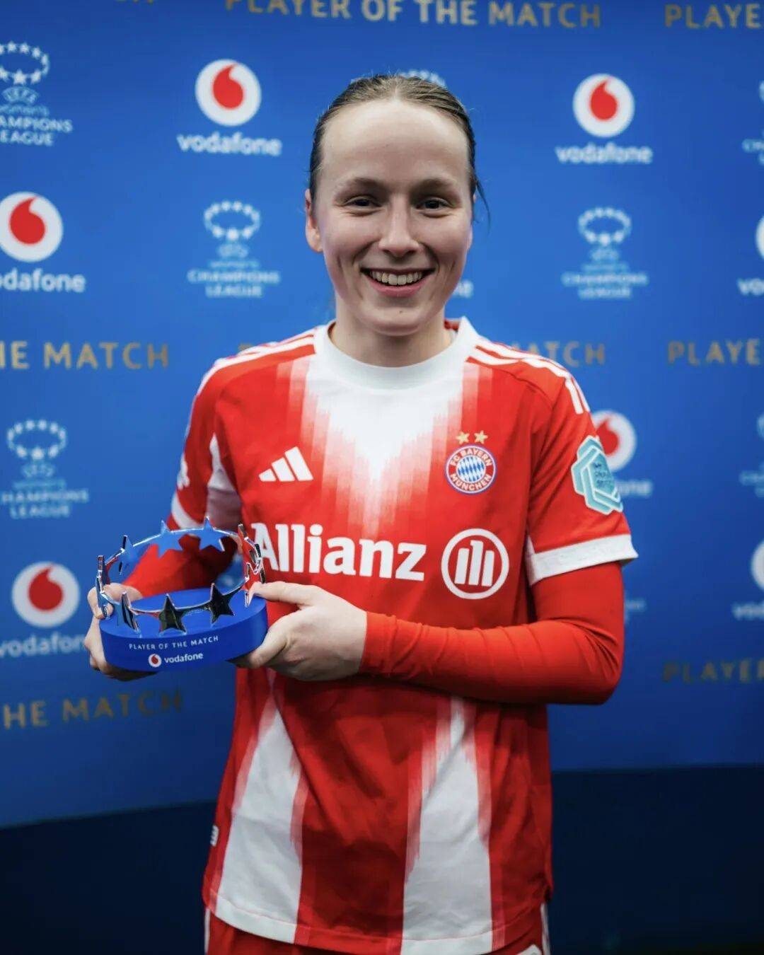 凯恩：点球前我确实碰到了对手的脸；拜仁之前杯赛成绩不理想（凯恩承认点球前触碰对手脸部；直言拜仁此前杯赛表现欠佳）