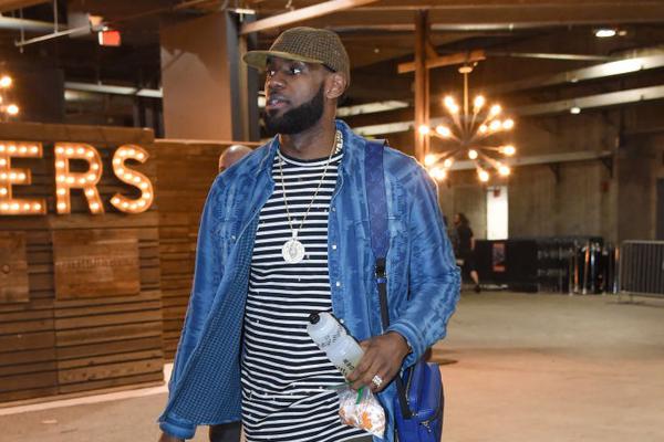 詹姆斯关键助攻锁定胜利（詹姆斯致命助攻敲定胜局）