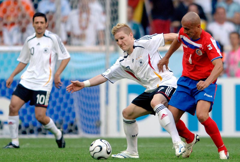 当选对阵巴黎全场最佳，诺伊尔社媒庆祝胜利：团队👊（诺伊尔对阵巴黎当选全场最佳，社媒庆胜发声：团队👊）