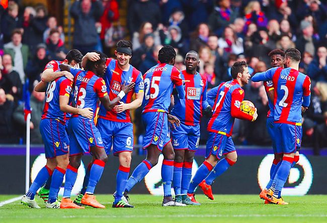 帕尔特伊听证会法院外，有抗议者举横幅批评阿森纳不作为