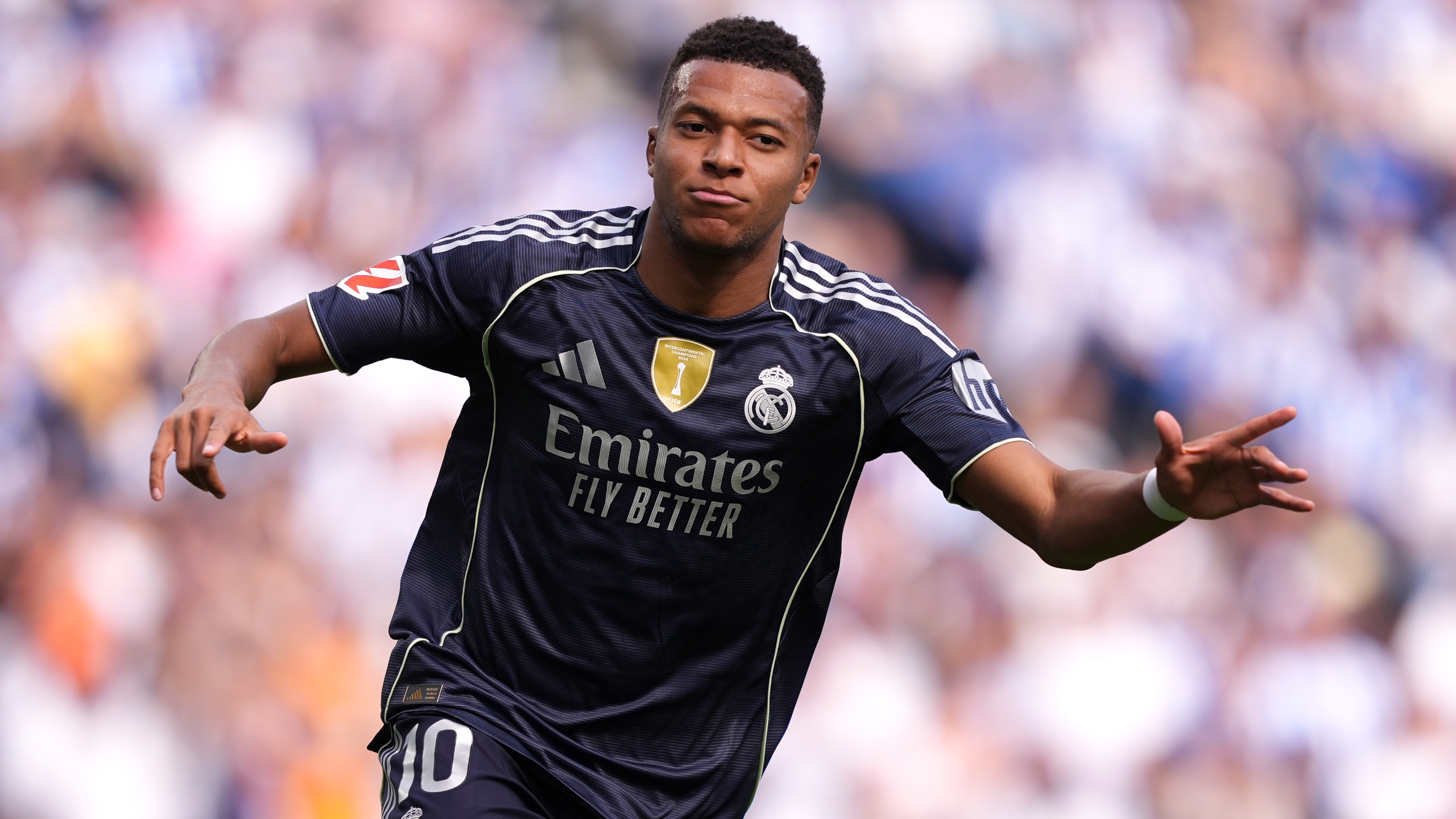 记者：奥斯卡身边人认为他没法继续踢球了，他在体能测试时突感不适（记者：奥斯卡体能测试突感不适，身边人称其恐难再继续踢球）