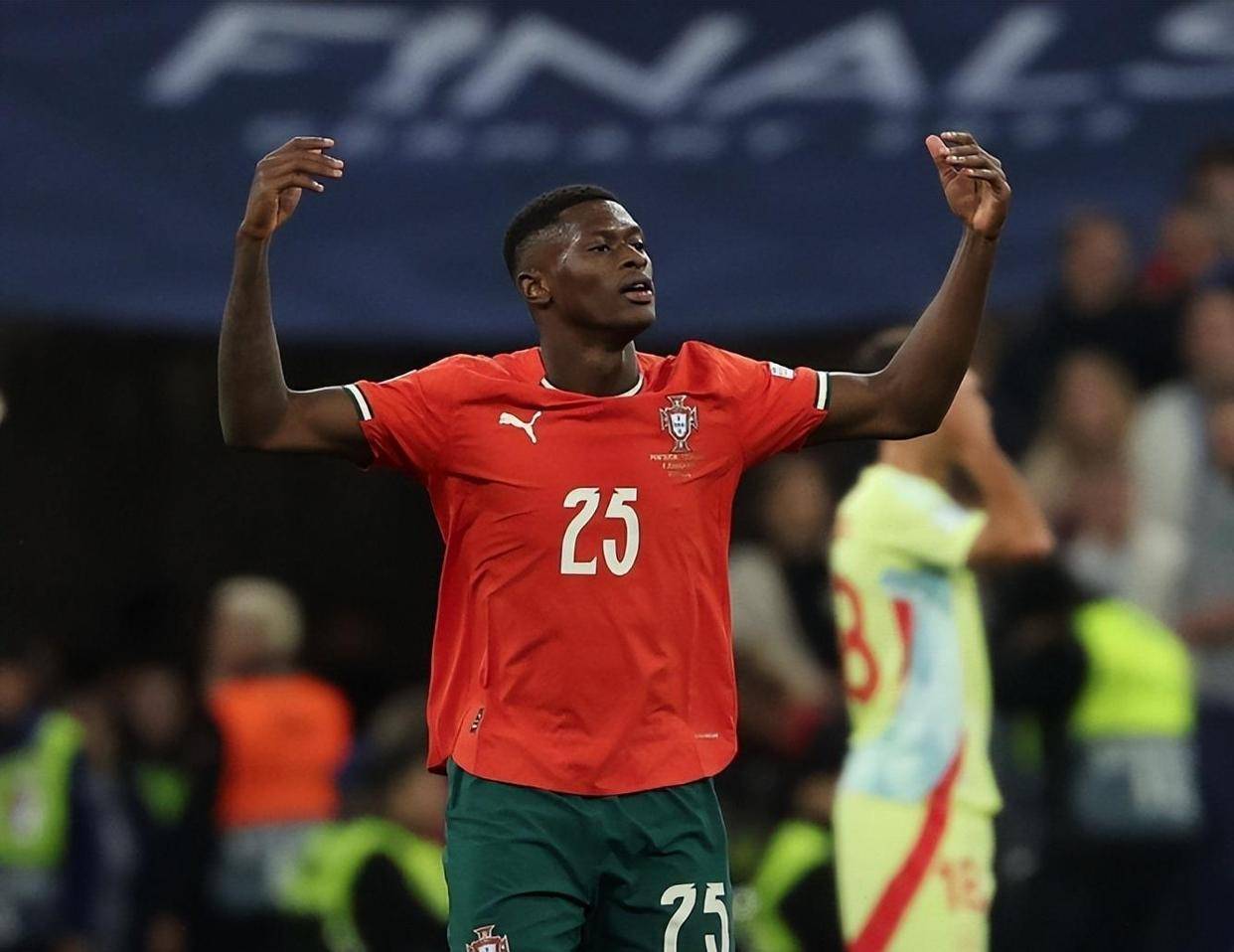 索尔斯克亚拿到了足球史上最漂亮的战术红牌！（索尔斯克亚上演足坛最经典的战术红牌）