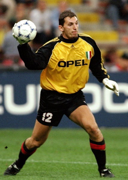 皇家马德里欲砸3000万欧元引进希腊天才穆扎基蒂斯，填补中场空缺（皇马拟斥资3000万欧引进希腊天才穆扎基蒂斯，补强中场）