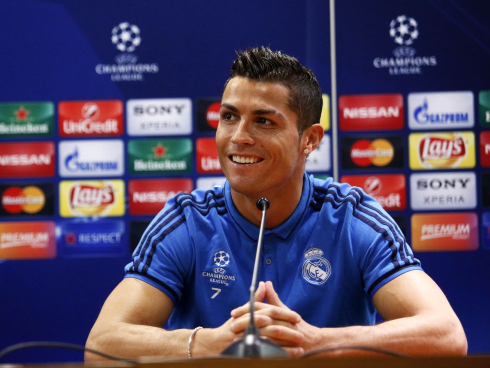 重返安菲尔德，现场播报阿诺德名字时利物浦球迷报以嘘声（阿诺德重回安菲尔德，名字被念到时遭利物浦球迷嘘声）