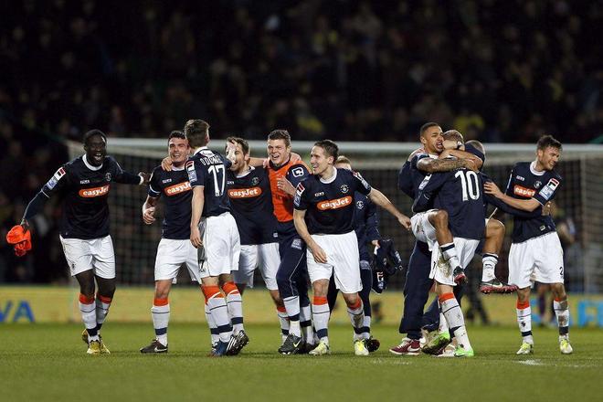 因伤无缘本场比赛，穆西亚拉在家用电视观看拜仁vs巴黎（因伤缺席本场，穆西亚拉居家电视观战拜仁对巴黎）