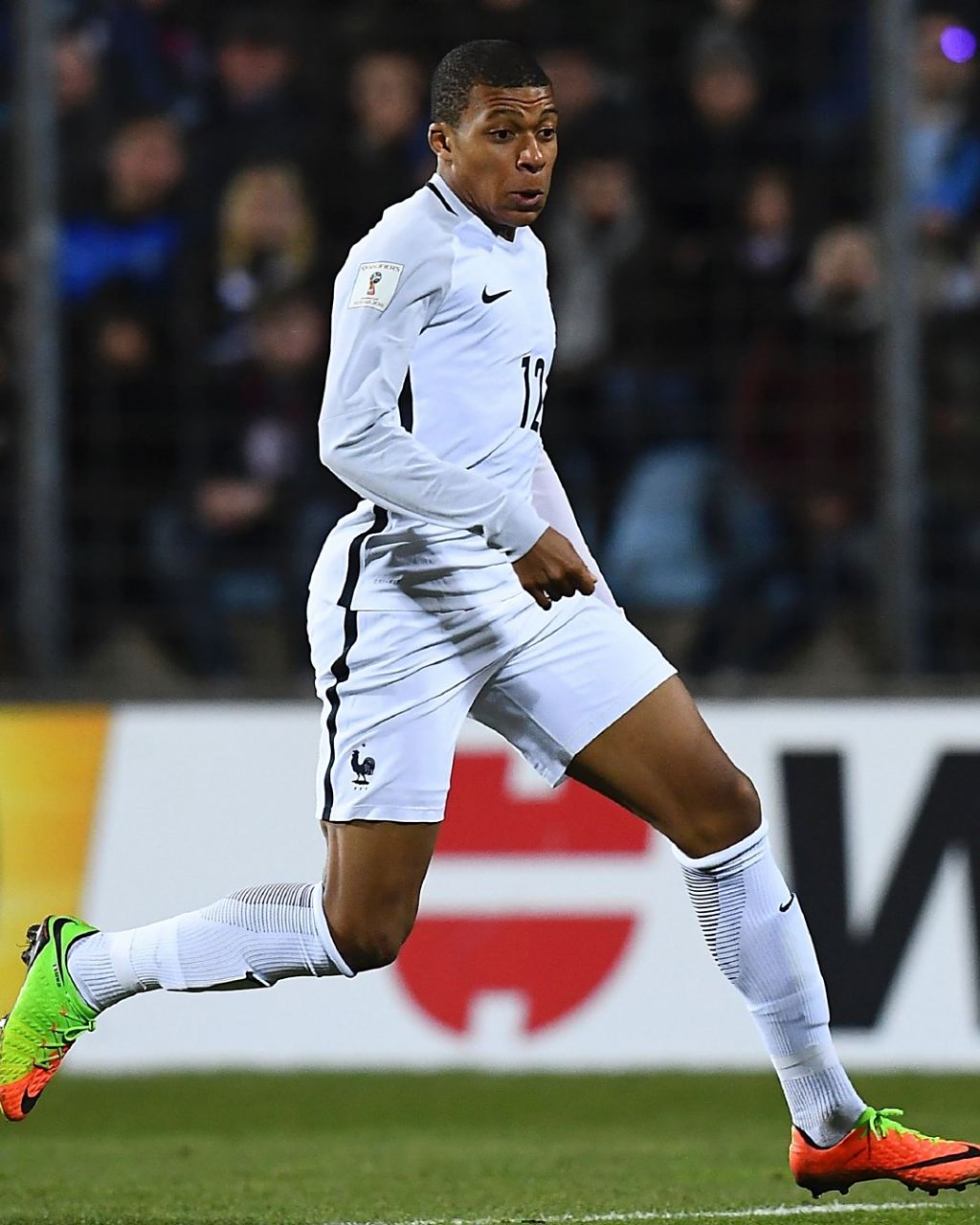 法兰克福4-3逆转科隆，伯卡特梅开二度，达胡德建功